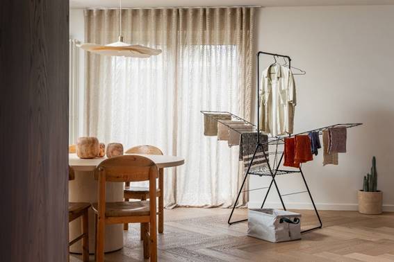 Brabantia reinventa el secado del hogar con los tendederos HangOn en Matt Black.