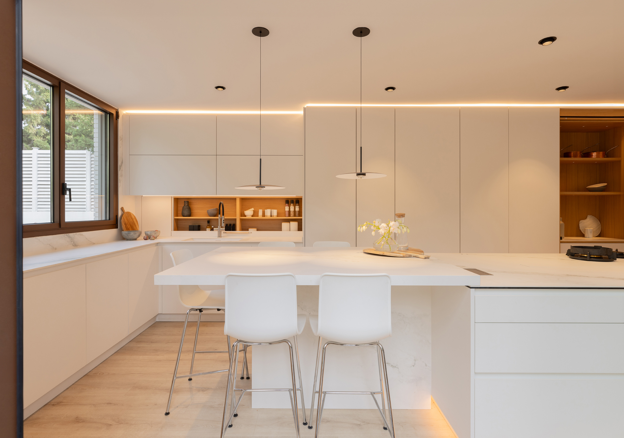 DISEÑO A MEDIDA, TECNOLOGÍA Y ESTILO: ASÍ ES EL NUEVO CORAZÓN DEL HOGAR DE REKKER.