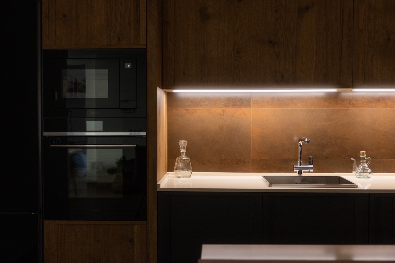Zona Cocinas: crear atmósferas únicas a través de la luz integrada en el mueble de cocina a medida.
