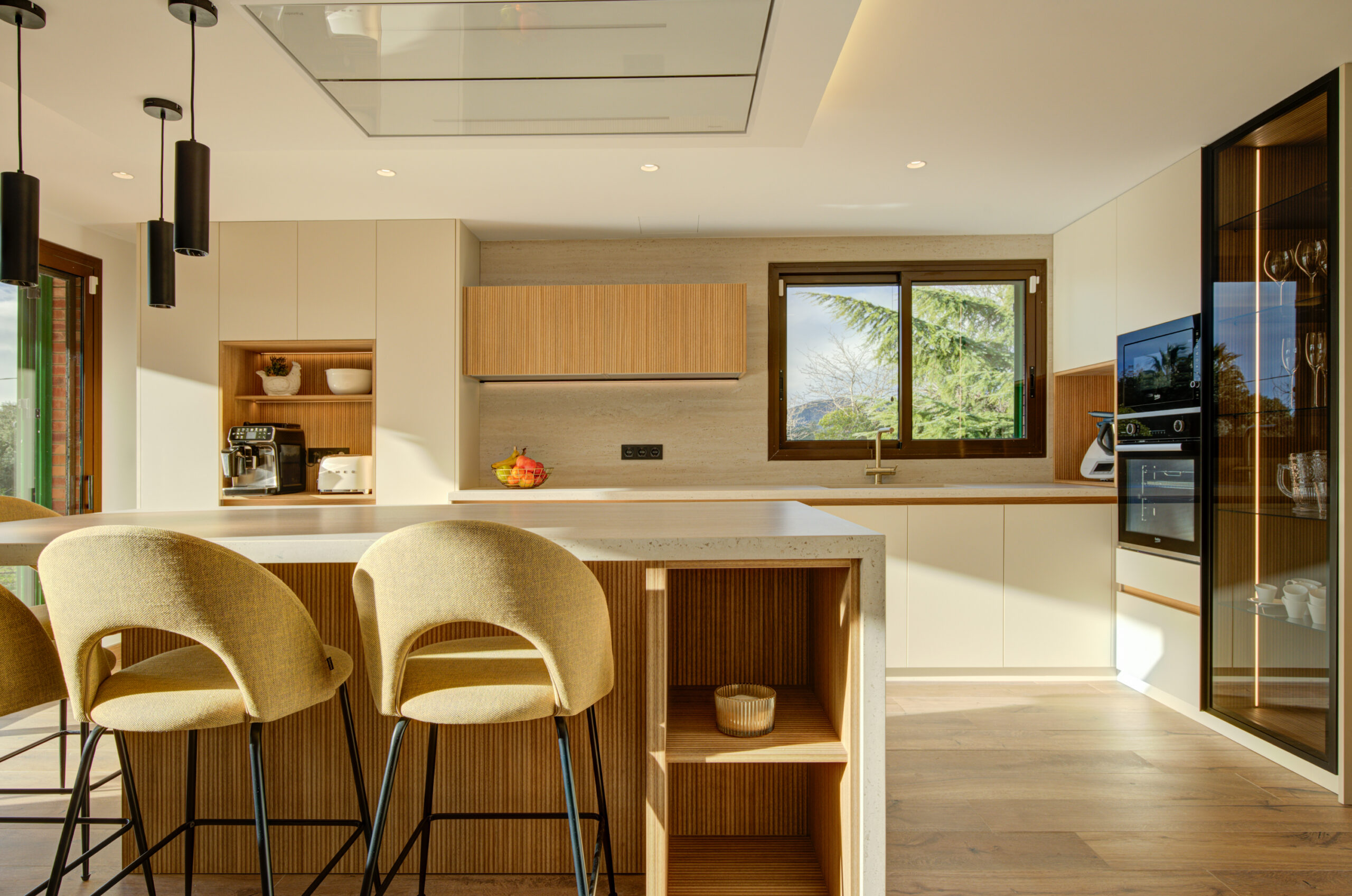 La creadora de contenido Miriam Prat renueva su cocina con TPC Cocinas, Cooking Surface y Hettich