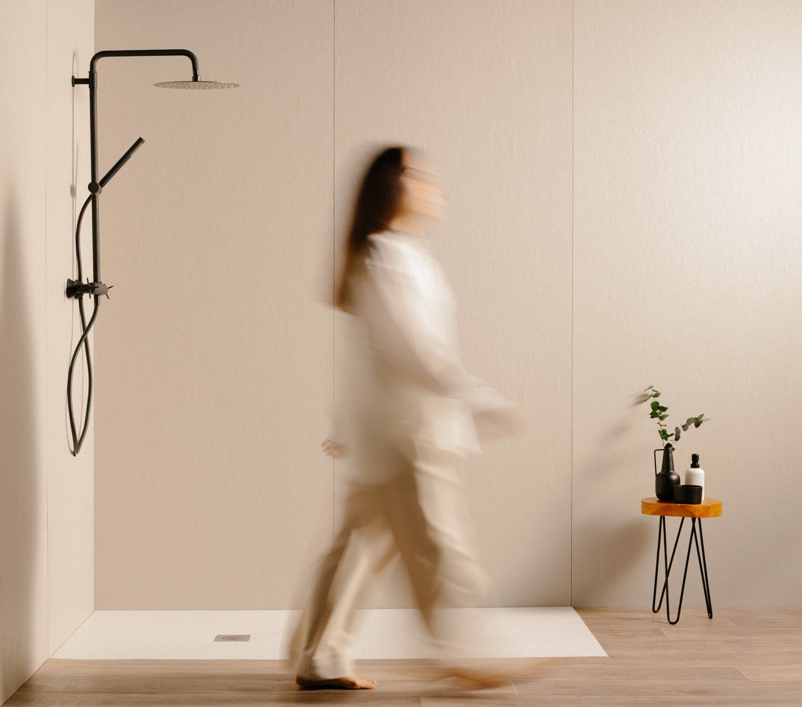 Textura, continuidad y diseño: la nueva propuesta de Acquabella para el baño