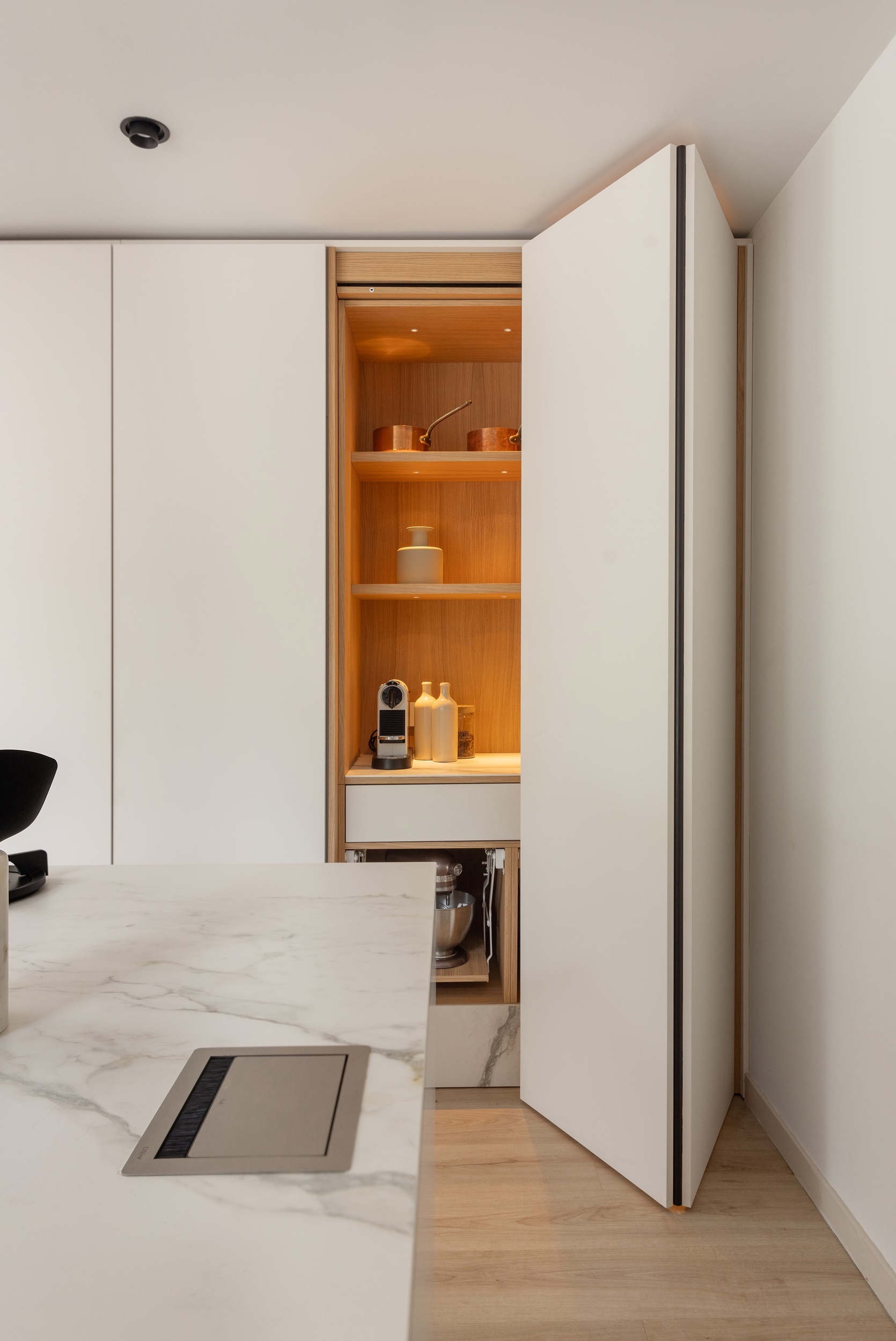 REKKER : CUANDO LA COCINA DEJA DE OCUPAR UN ESPACIO Y EMPIEZA A ORGANIZAR LA VIVIENDA