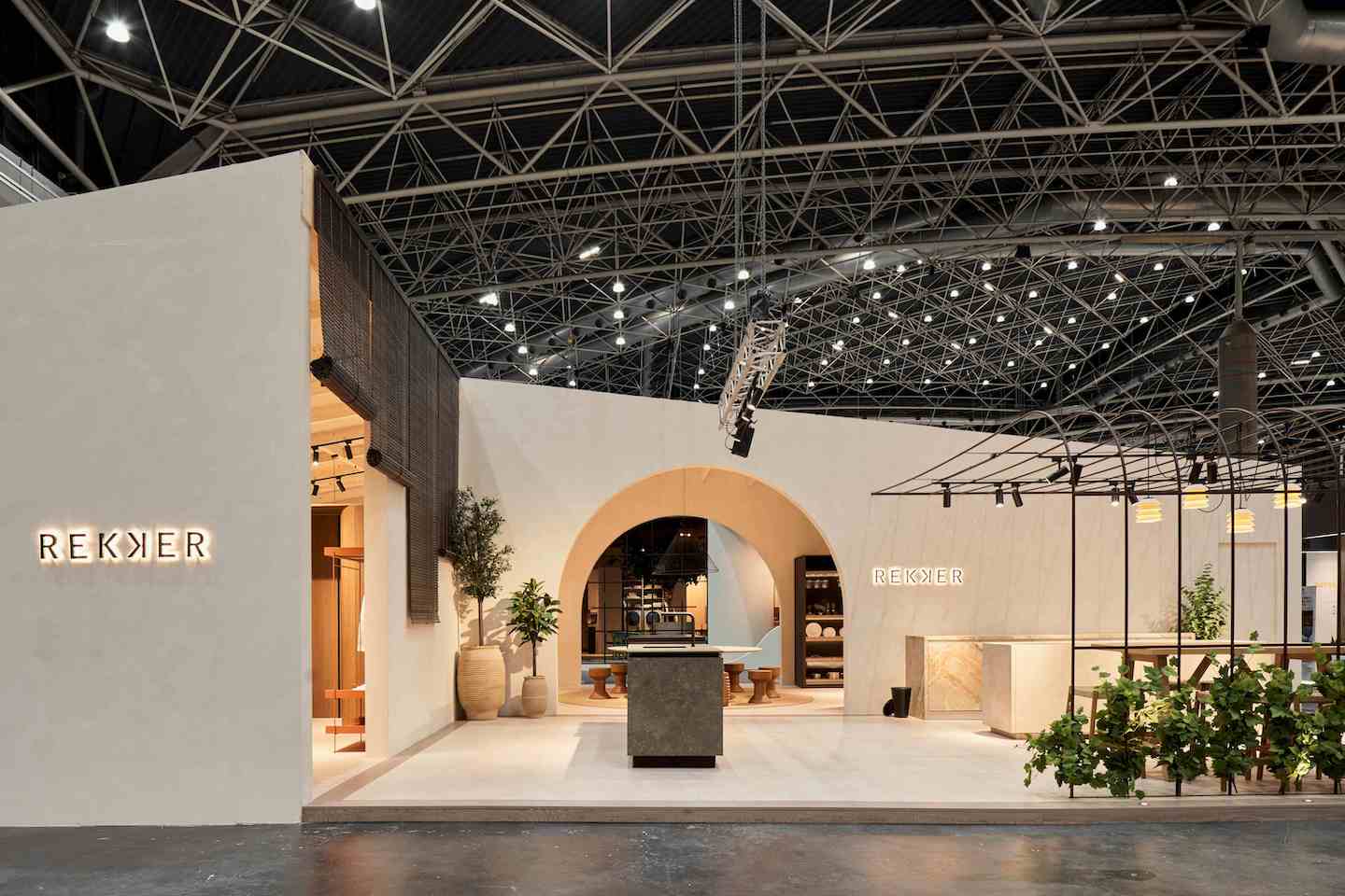 REKKER PRESENTÓ EN SICI UN RECORRIDO ARQUITECTÓNICO DONDE LA COCINA ORGANIZA TODA LA VIVIENDA